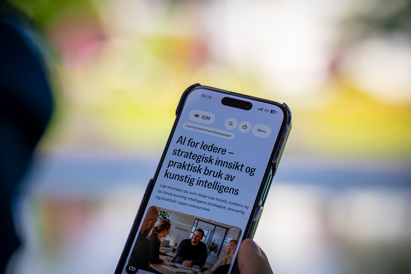Mobiltelefon som viser IGMs kurs «AI for ledere – strategisk innsikt og praktisk bruk av kunstig intelligens».