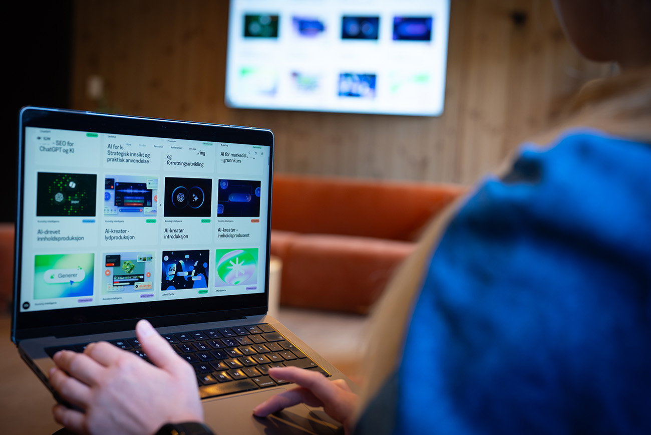 Person som utforsker kurs i kunstig intelligens på IGM-nettsiden fra en bærbar PC.