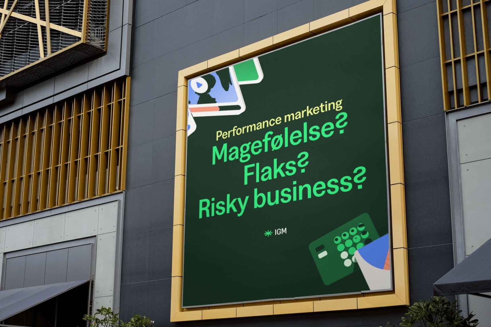 Kontorpult med to dataskjermer som viser analyse, statistikk og kampanjedata for digital markedsføring og performance marketing.