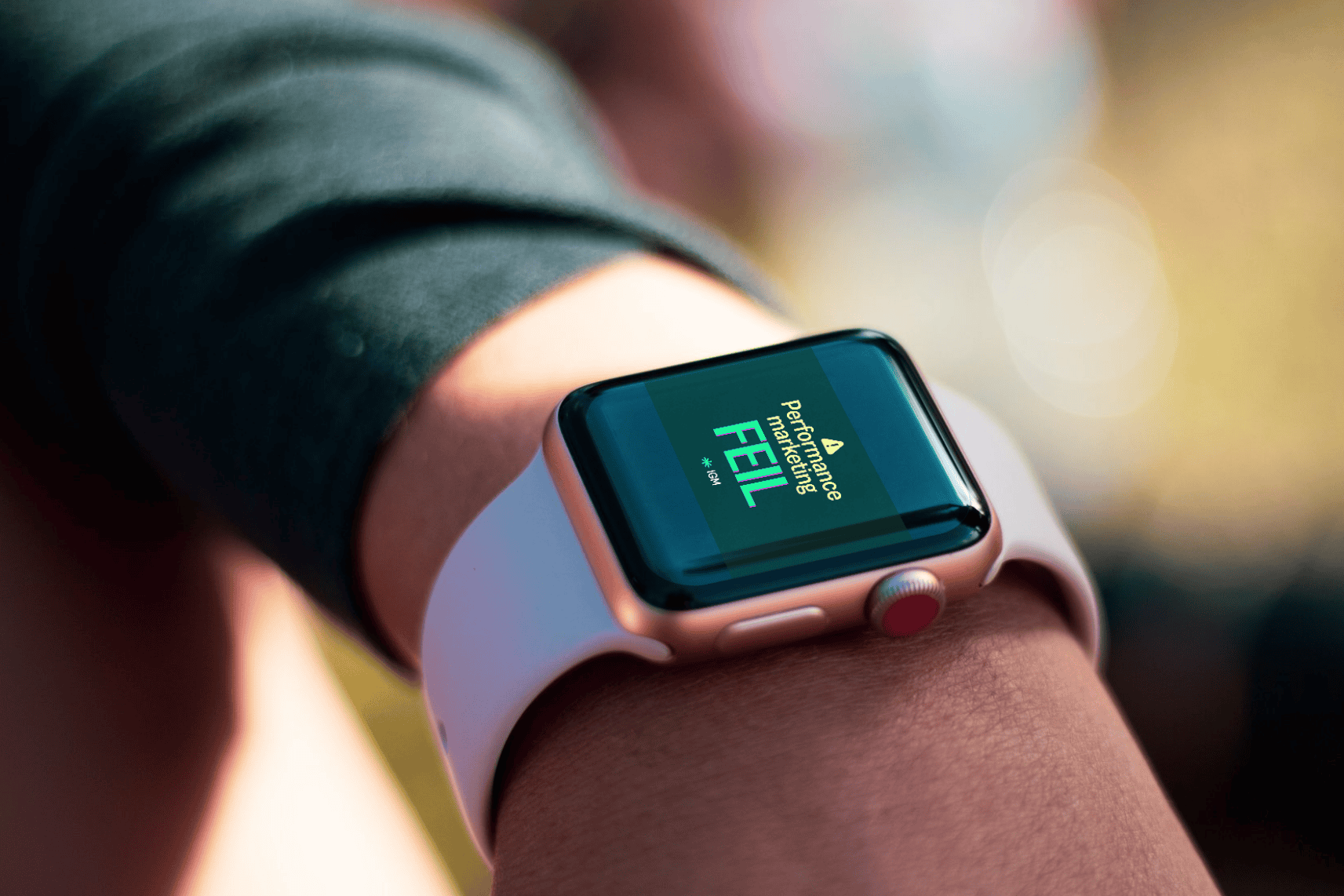 Smartklokke med teksten Performance marketing fail som illustrasjon på feil i digital annonsering og markedsføring