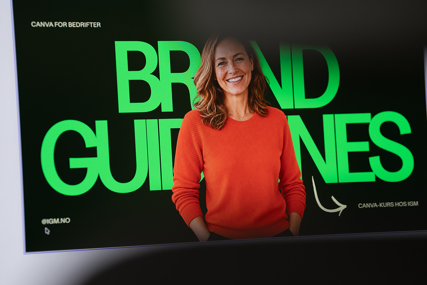 Canva for bedrifter vist på skjerm med brand guidelines og en kvinne i oransje genser, brukt i artikkel om hvordan unngå at merkevaren spriker.