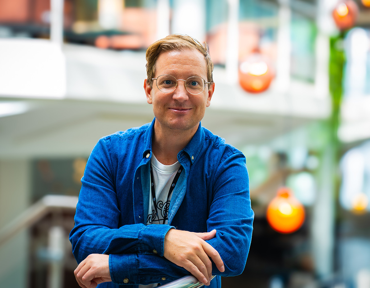 Frode Aleksander Håøy Rismyhr i IGM, fotografert i et kreativt kontormiljø, som illustrasjon til kompetanseheving og skreddersydd opplæring for ansatte og team.