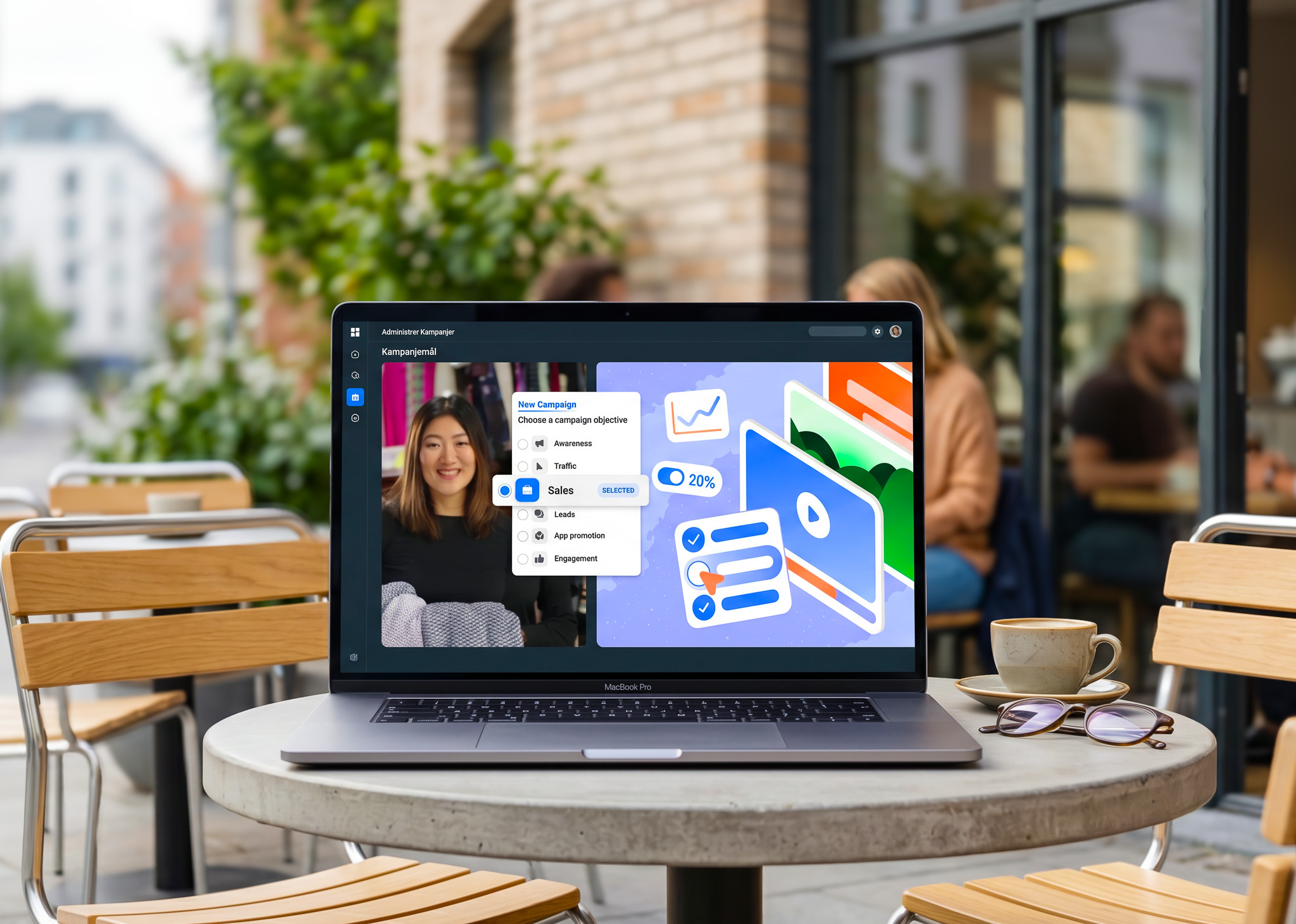 Laptop med Meta Ads Manager-inspirert annonsegrensesnitt for Facebook- og Instagram-annonsering på en urban utekafé.