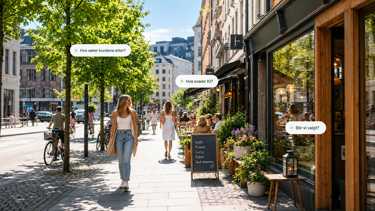 Sommerlig bygate i skandinavisk stil med butikker, kaféliv og mennesker i bybildet. I bildet vises tekstboblene «Hva søker kundene etter?», «Hva svarer KI?» og «Blir vi valgt?».