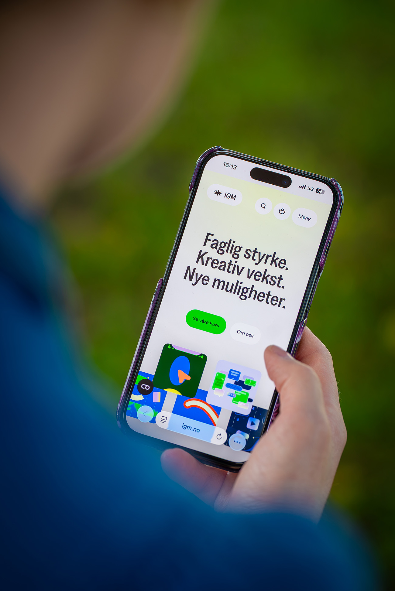 IGMs nye nettside vist på mobil med budskapet «Faglig styrke. Kreativ vekst. Nye muligheter.»