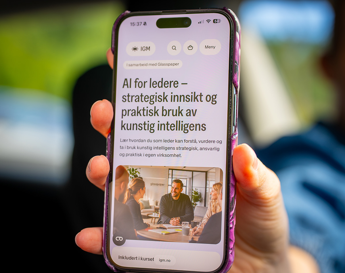Mobiltelefon som viser IGMs kurs AI for ledere om strategisk og praktisk bruk av kunstig intelligens.